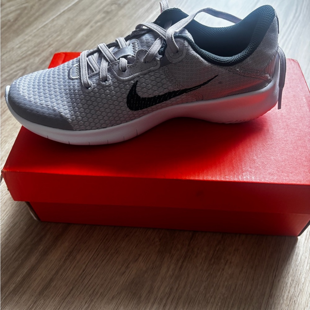 Nike Women's Gray and Black Sneakers